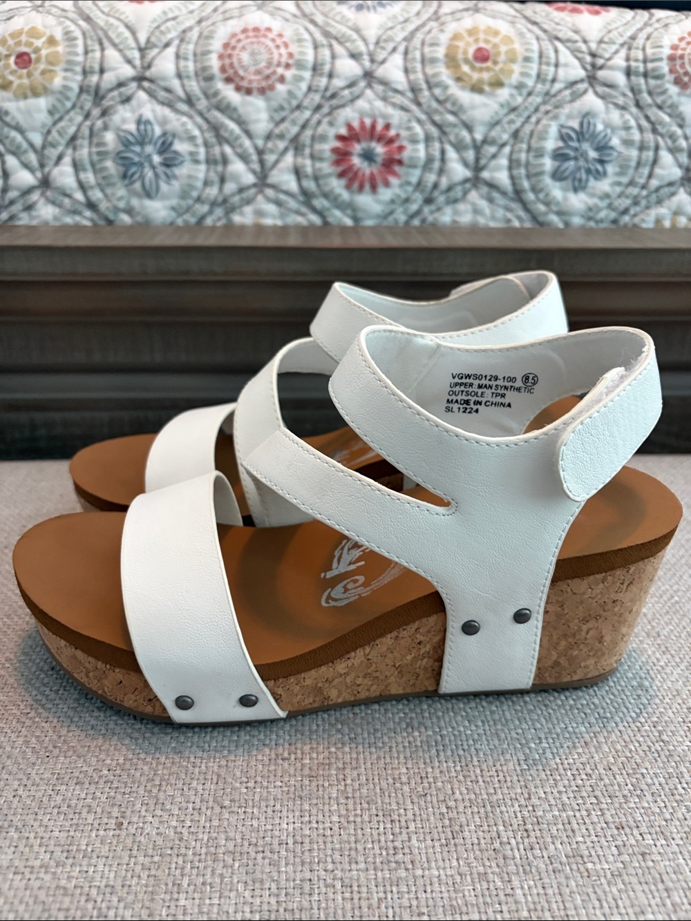 Very G white faux leather sandals, size 8.5. - Picture 3 of 10
